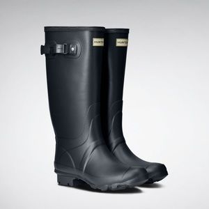 Hunter Huntress wide calf rain boot in navy